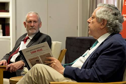 Journalist Miguel Angel Aguilar intervenes during the 

presentation.
