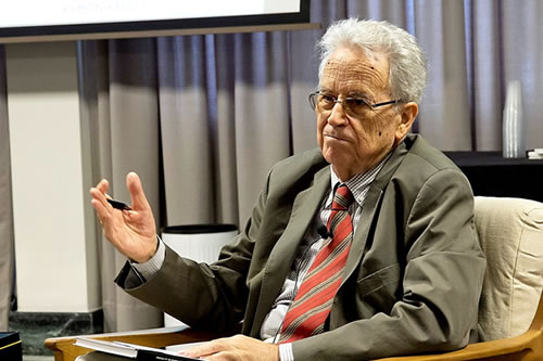 Historian Santos Juliá intervenes during the presentation.